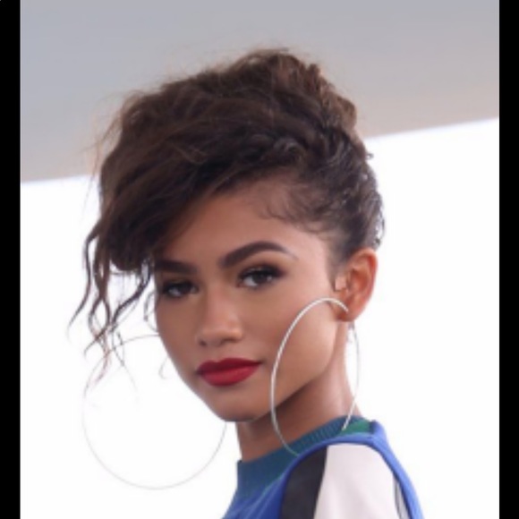 Fabulous chic silver hoop earrings - Picture 4 of 5